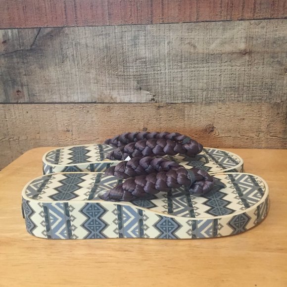 Muk Luks Platform Thong Sandals Size 10 Gray/Blue/Cream Geometric Motif - Picture 3 of 7